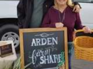 Arden Homeowners picking up their farmshare