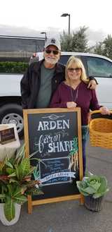Arden Homeowners picking up their farmshare